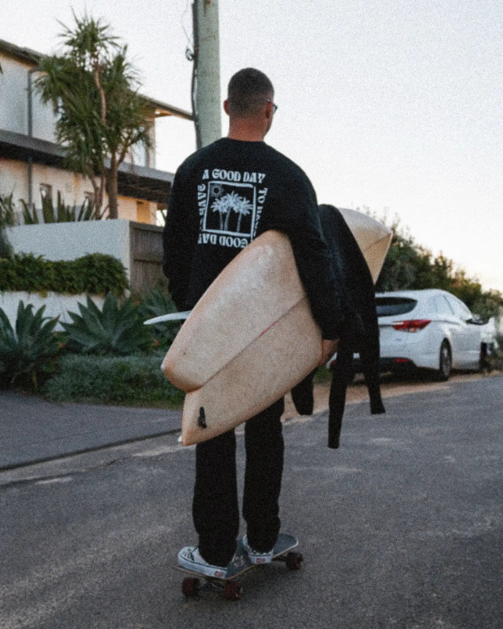 Crewneck Sweatshirt von The Sunkissed Rebels mit Surfboard auf Küstenstraße