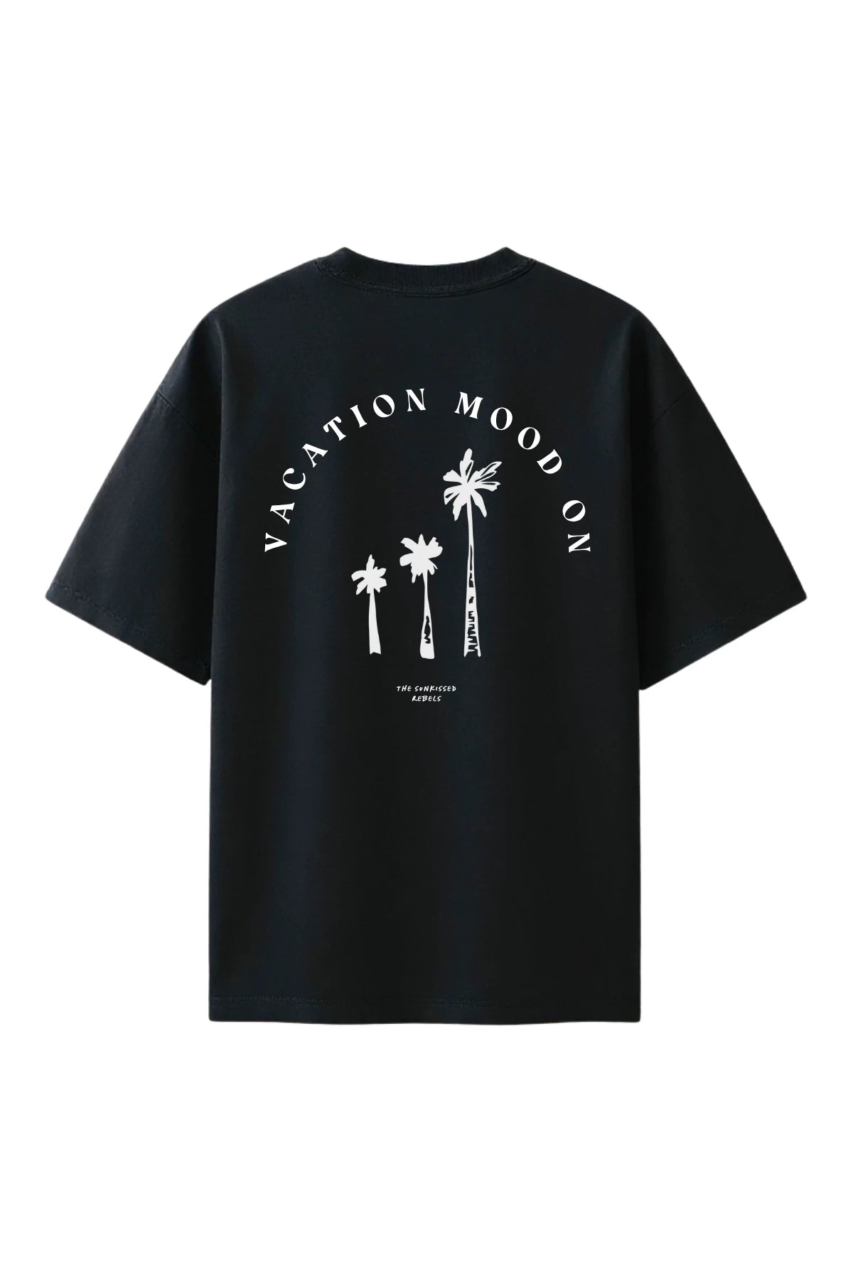 Rückansicht des schwarzen The Sunkissed Rebels Oversized T-Shirts mit weißem Palmenmotiv und dem Schriftzug „Vacation Mood On“.