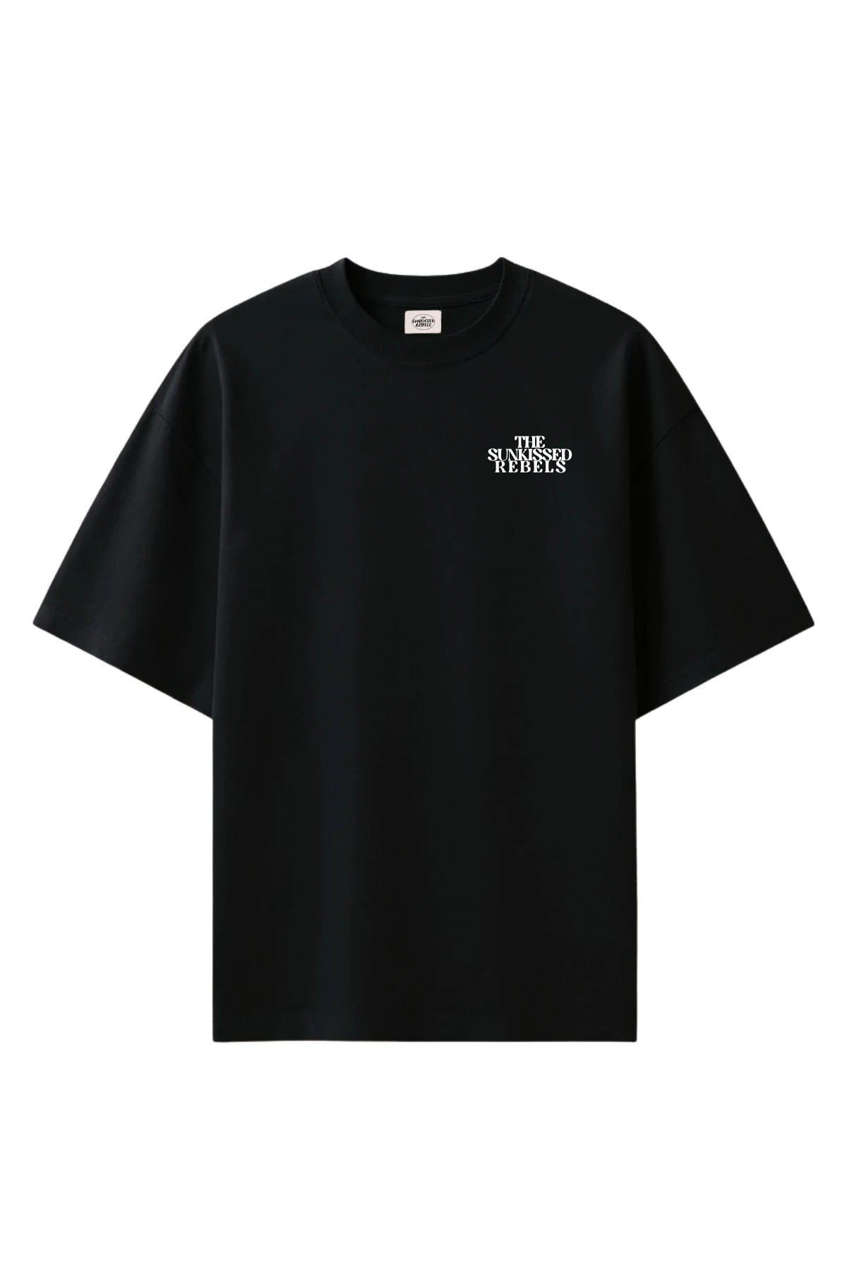 Vorderansicht des schwarzen The Sunkissed Rebels Oversized T-Shirts mit kleinem weißen Logo auf der Brust.