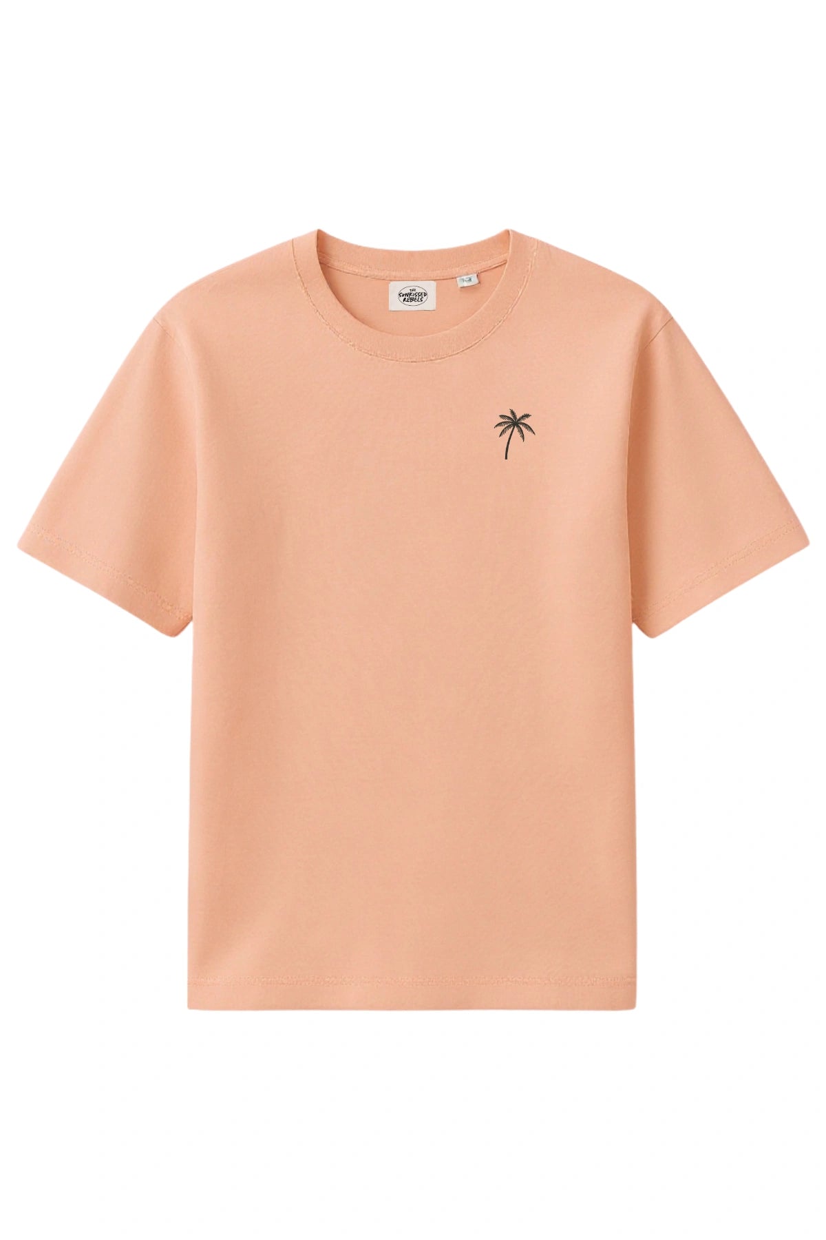 Vorderansicht des korallenfarbenen The Sunkissed Rebels Oversized T-Shirts mit kleiner schwarzer Palmenstickerei auf der Brust.
