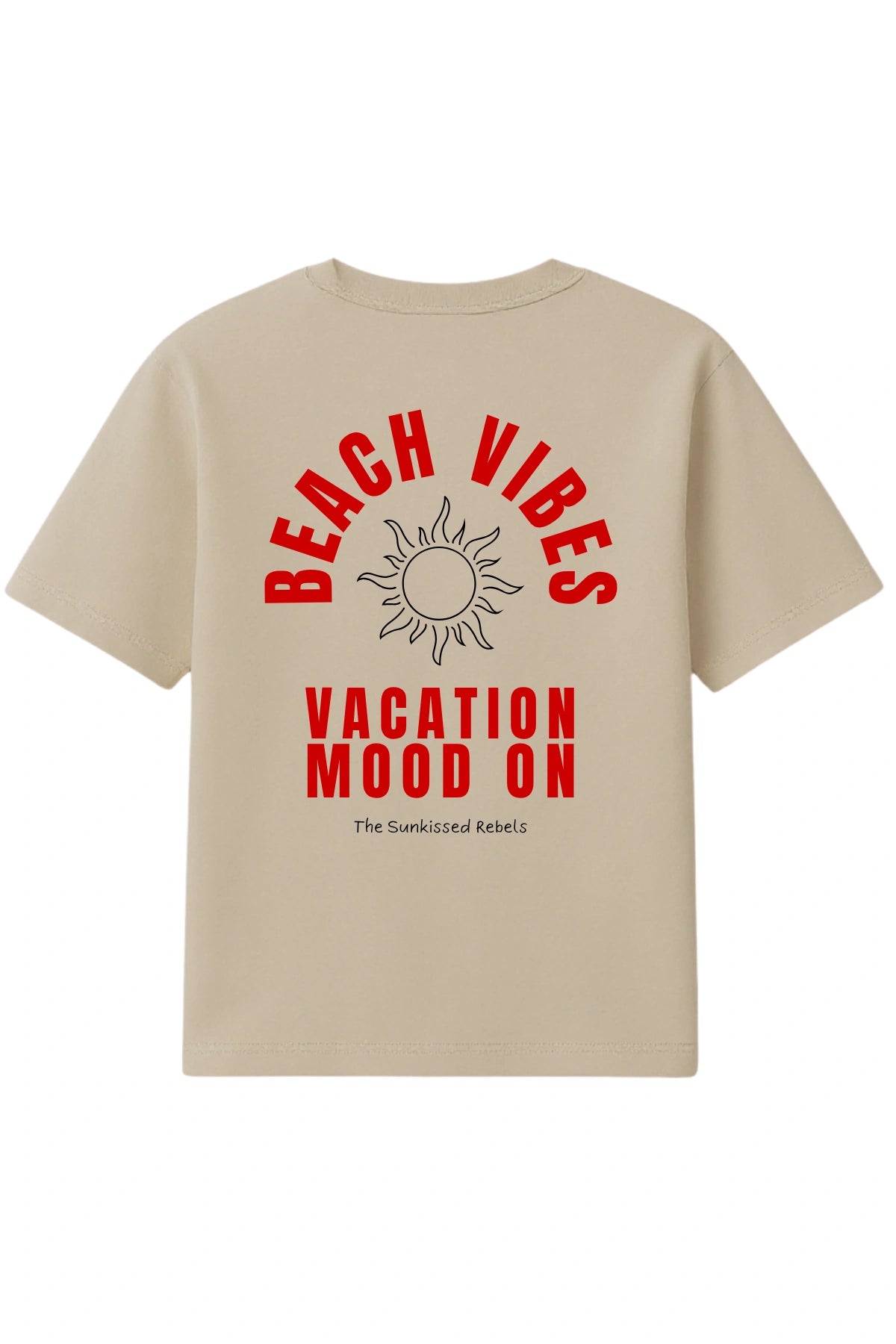 Rückansicht des sandfarbenen The Sunkissed Rebels Oversized T-Shirts mit großem rotem „Beach Vibes Vacation Mood On“-Print und Sonne.