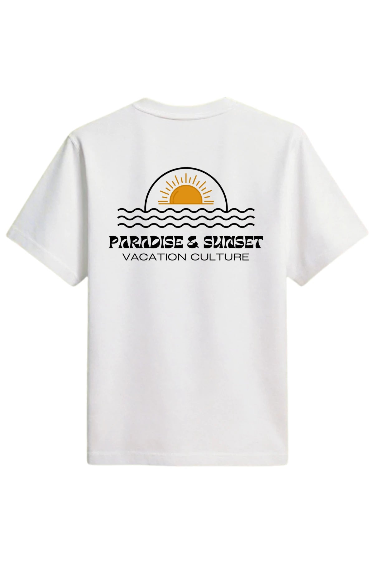 Rückansicht des weißen The Sunkissed Rebels T-Shirts mit großem Sonnenuntergang-Motiv und „Paradise & Sunset Vacation Culture“-Schriftzug.
