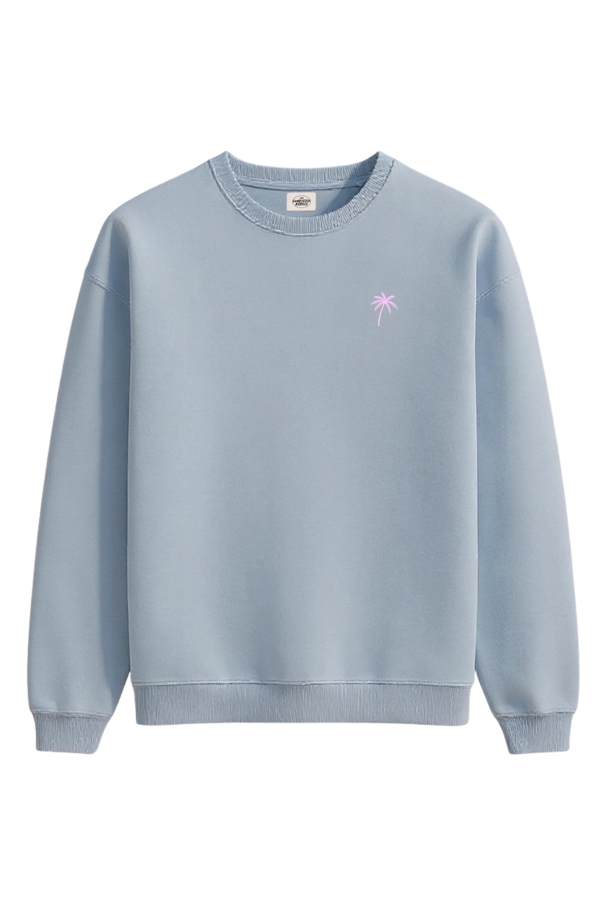 Vorderansicht des himmelblauen The Sunkissed Rebels Sweaters mit kleiner rosa Palmenstickerei auf der Brust.