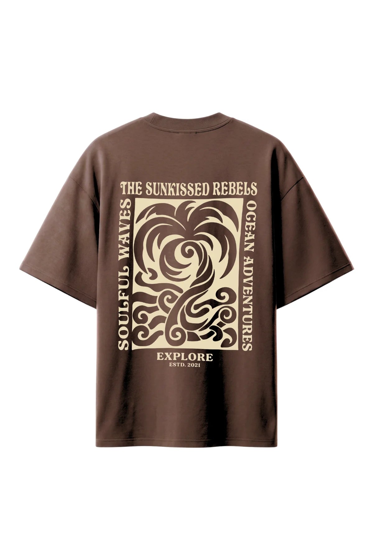 Rückansicht des Cocoa braunen T-Shirts mit Soulful Waves Palmenprint The Sunkissed Rebels