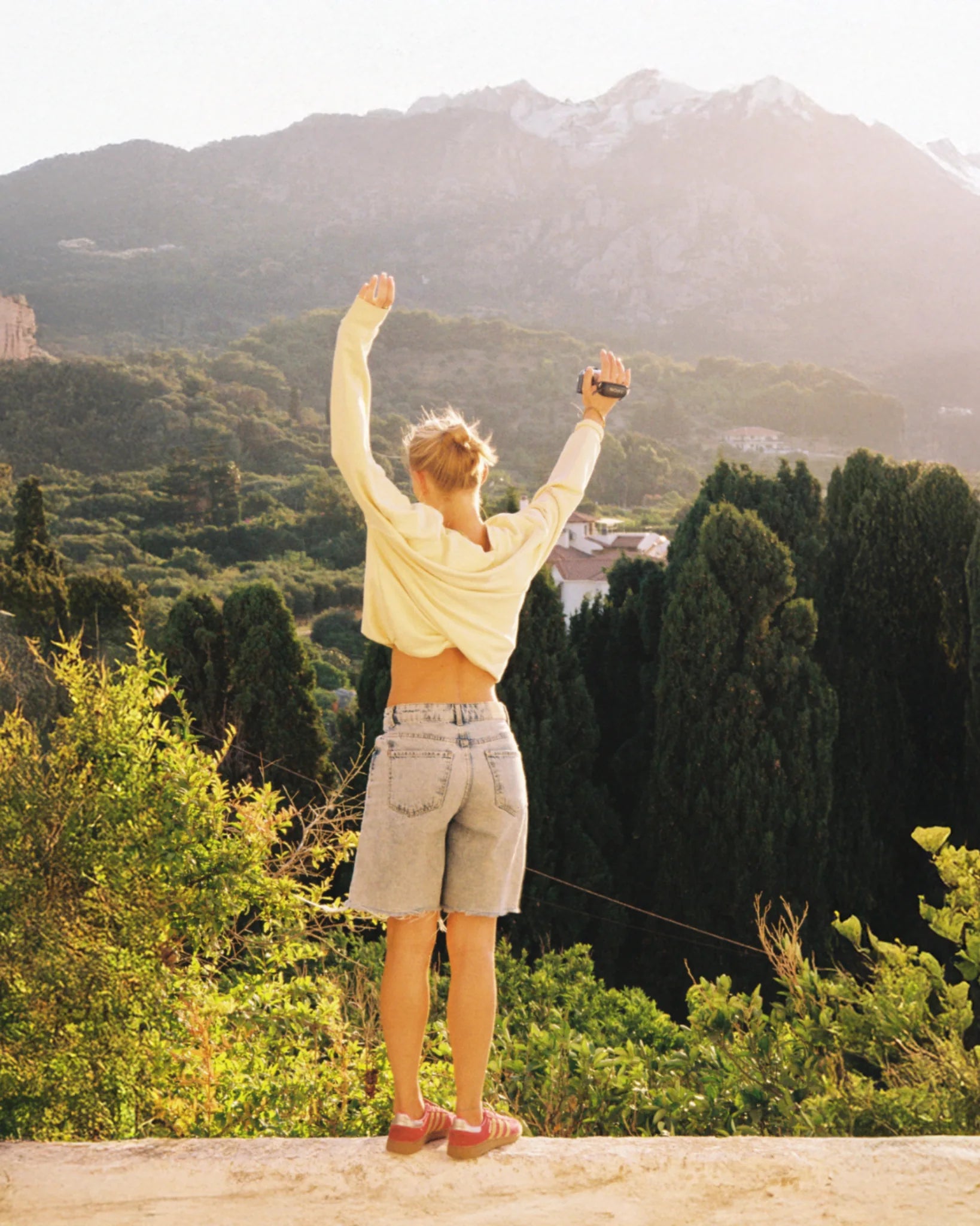Oversized Sweater von The Sunkissed Rebels bei Sonnenaufgang mit Bergpanorama