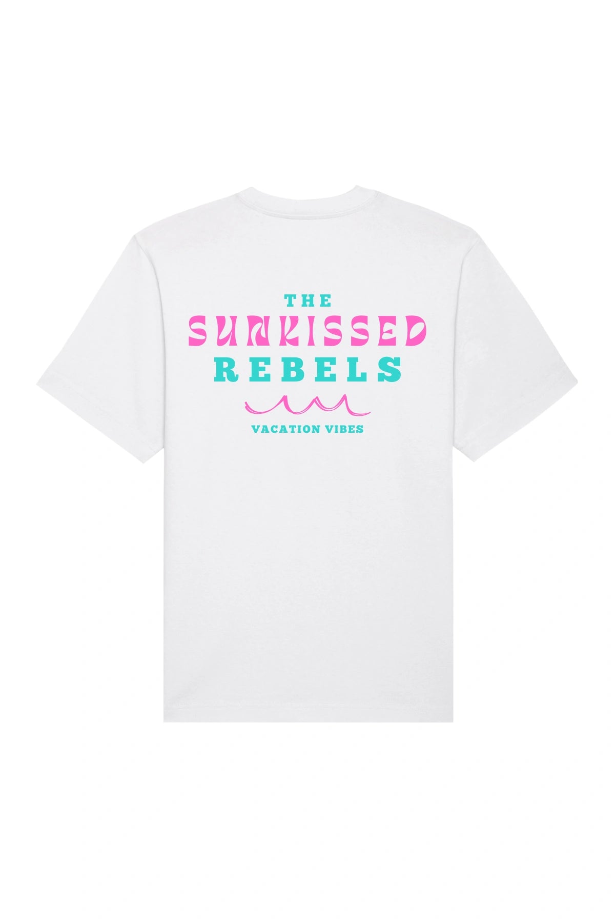 Rückseite eines weißen T-Shirts mit großem “The Sunkissed Rebels – Vacation Vibes” Druck in pink und türkis, inklusive Wellenmotiv