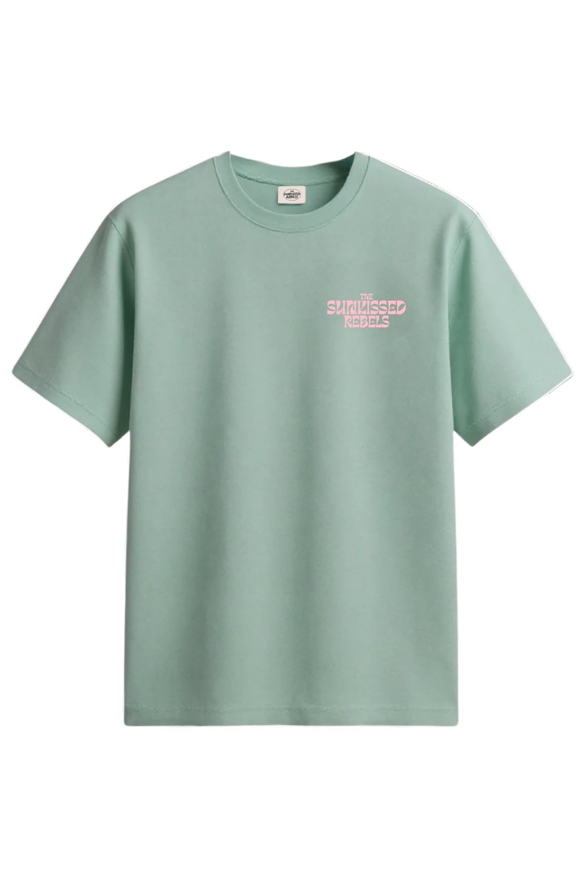 Vorderansicht des grünen The Sunkissed Rebels T-Shirts mit rosafarbenem „The Sunkissed Rebels“-Logo auf der Brust.