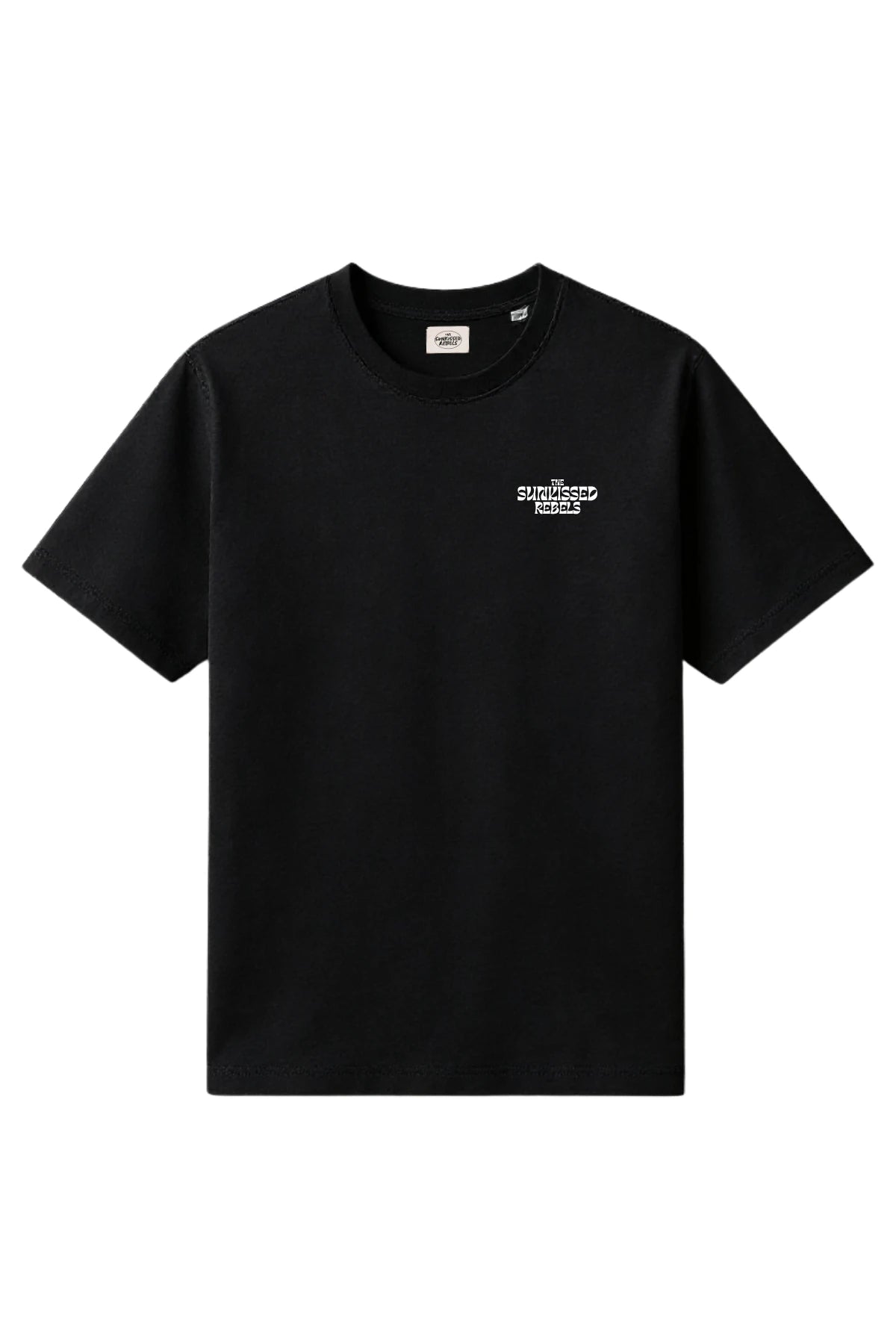 Vorderansicht des schwarzen The Sunkissed Rebels T-Shirts mit weißem Logo-Aufdruck auf der Brust.