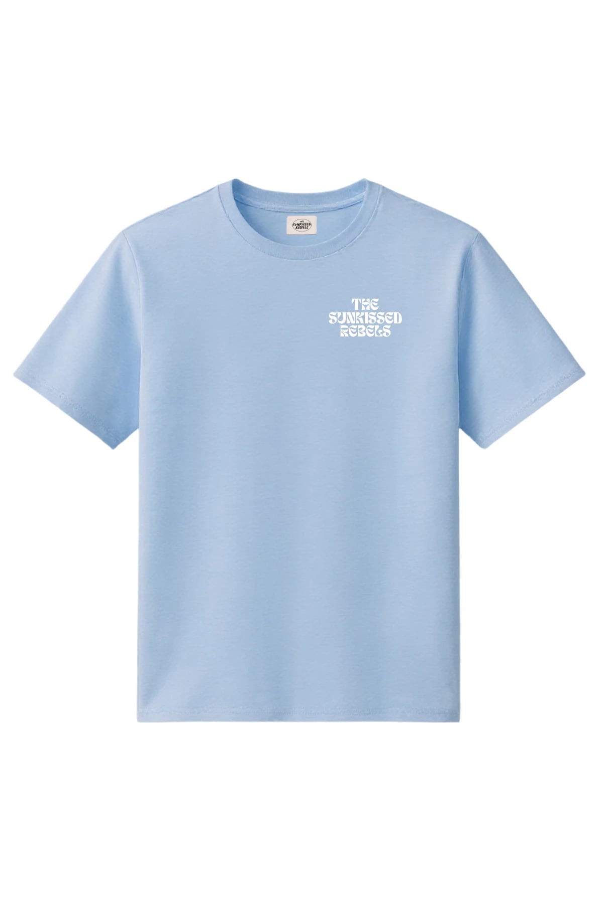 Vorderansicht des hellblauen The Sunkissed Rebels T-Shirts mit weißem „The Sunkissed Rebels“-Logo auf der Brust.