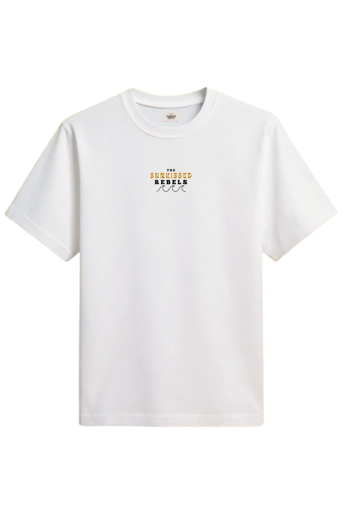 Vorderansicht des weißen The Sunkissed Rebels T-Shirts mit goldenem „Sunkissed Rebels“-Logo und Wellenmotiv auf der Brust.