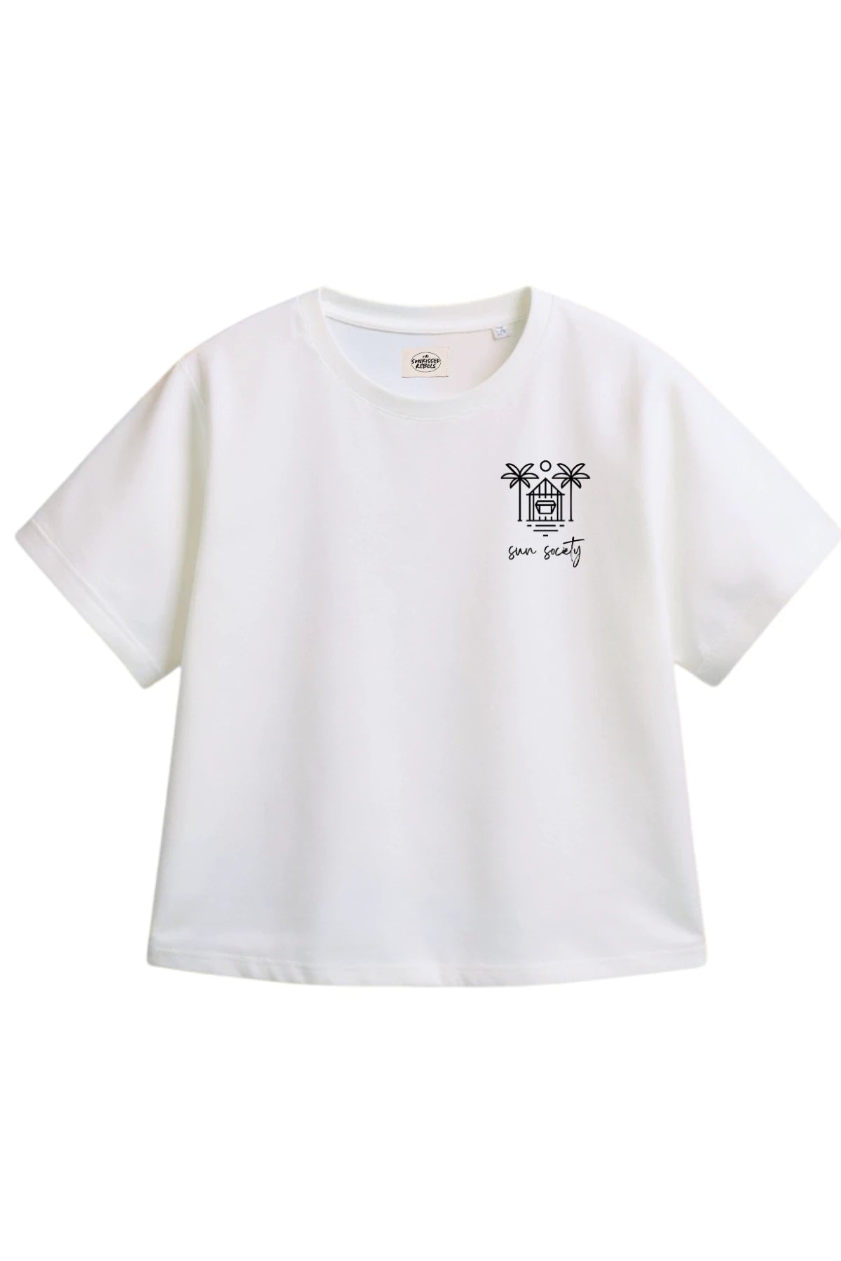 Vorderansicht des weißen The Sunkissed Rebels T-Shirts mit kleinem „Sun Society“-Logo und Palmenmotiv auf der Brust.