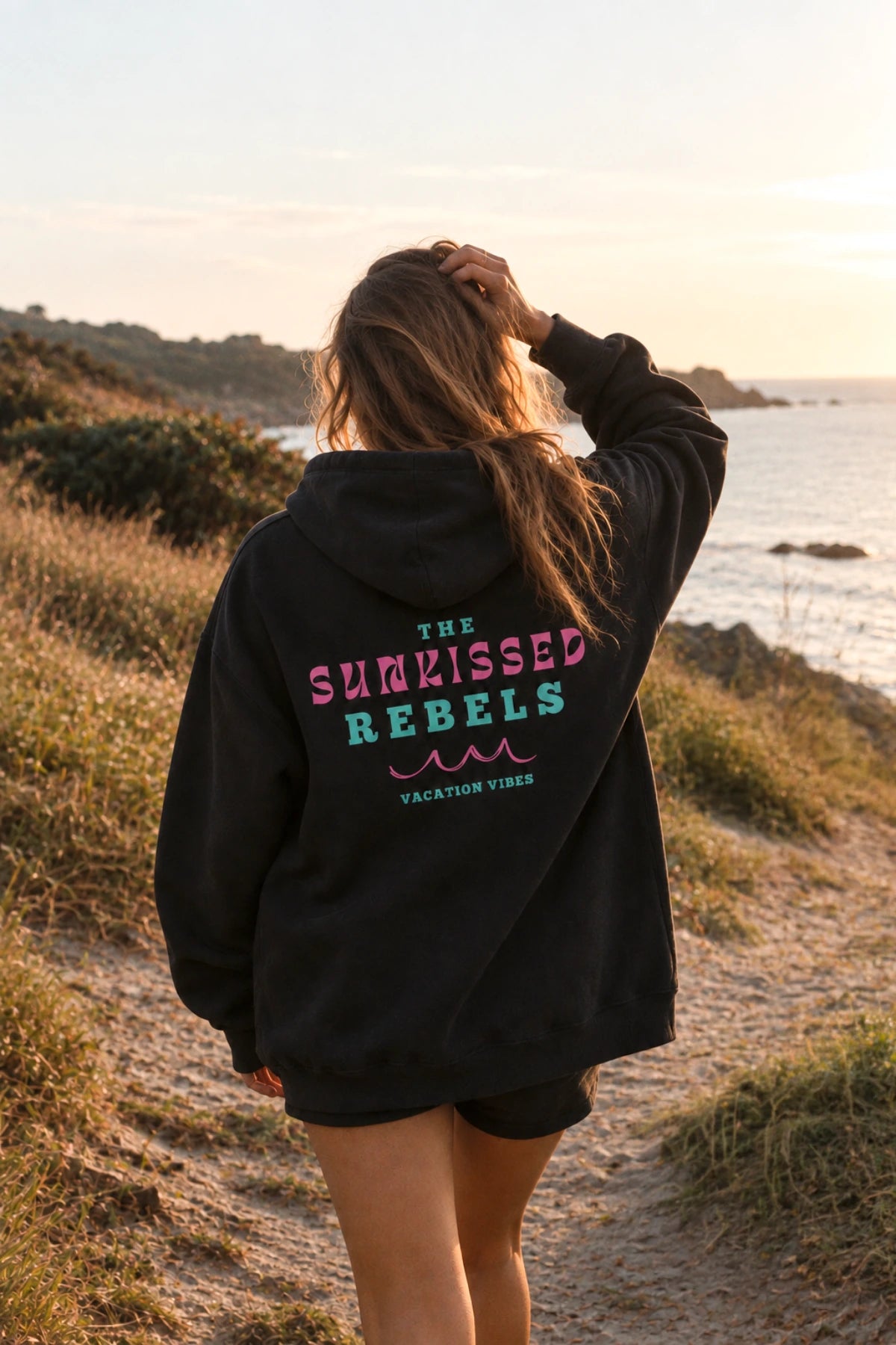 Rückenansicht des Vacation Vibes Oversized Hoodies mit farbigem The Sunkissed Rebels Vacation Vibes Backprint