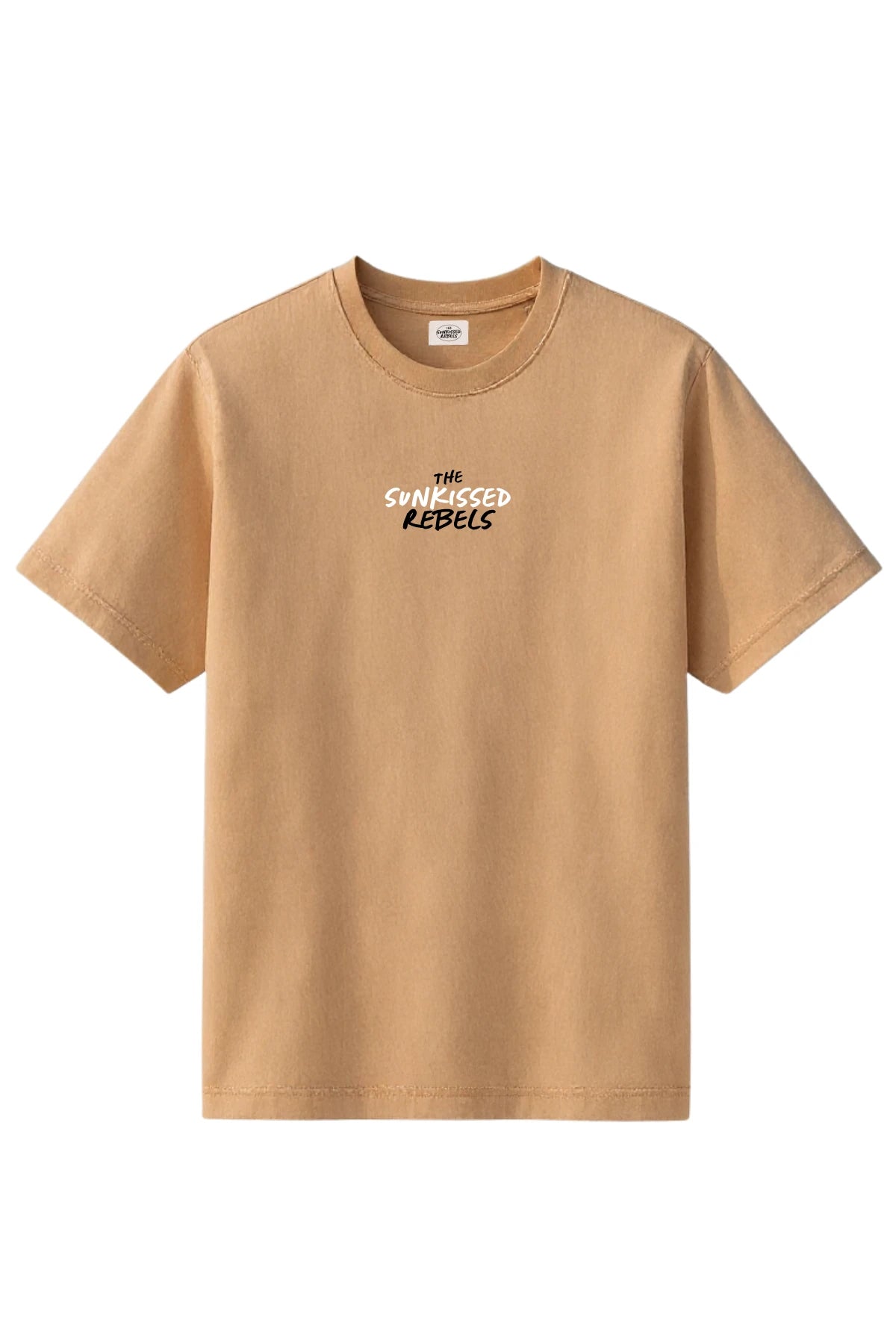 Vorderansicht des beigen The Sunkissed Rebels Vintage T-Shirts mit schwarzem Logo-Aufdruck auf der Brust.