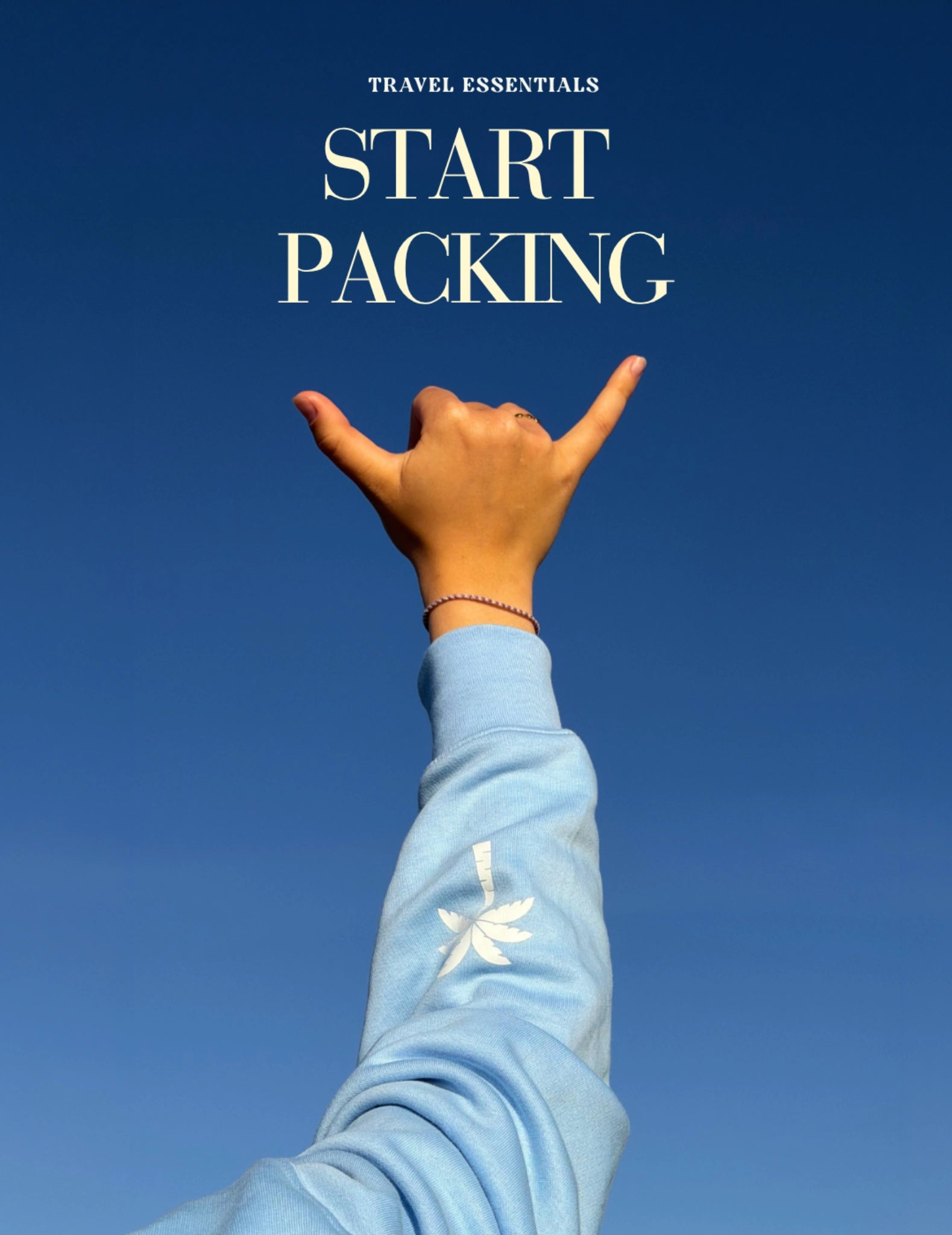 Hand zeigt Shaka Zeichen vor blauem Himmel mit Text Travel Essentials Start Packing, minimalistisches Reise und Lifestyle Motiv, Summer Vibes, Sunkissed Rebels Style