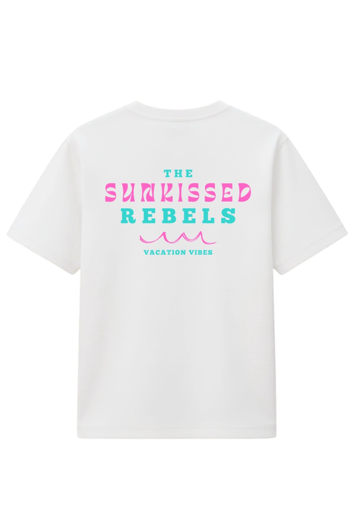 Weißes T-Shirt „Vacation Vibes“ von The Sunkissed Rebels mit farbigem Backprint – nachhaltige Surf & Beach Streetwear.