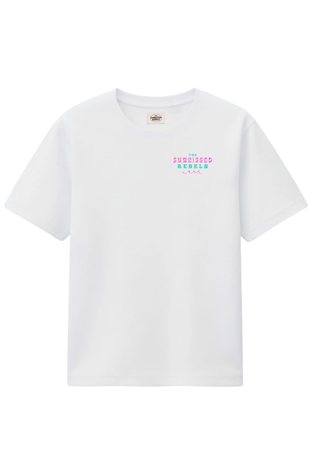 Weißes T-Shirt „Vacation Vibes“ von The Sunkissed Rebels mit kleinem Frontlogo – nachhaltiges Organic Baumwoll T-Shirt.