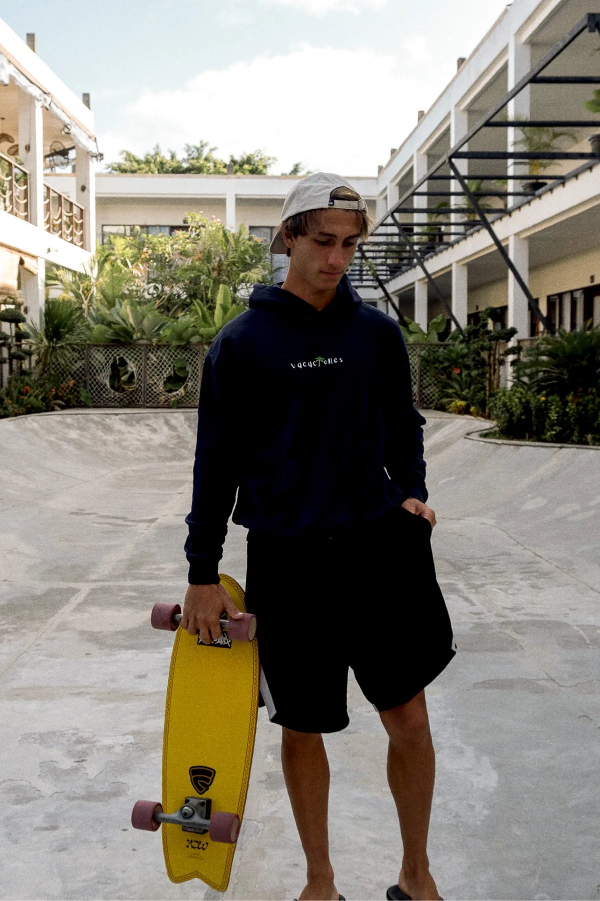 Vacaciones Hoodie Dark Ocean mit Surfbrett – sportlicher Look für Surfer und Abenteurer.