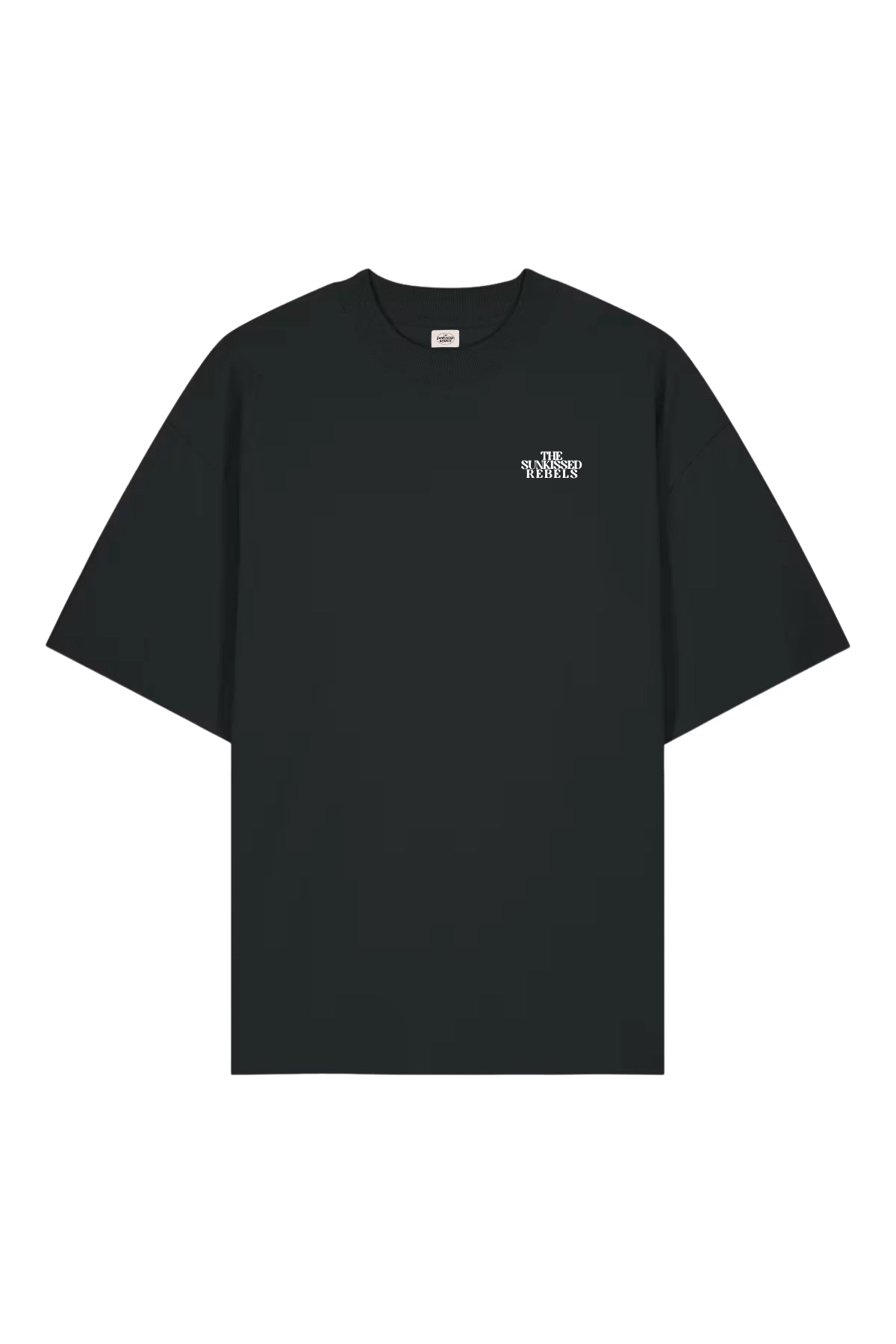 Vacation Mood On Boxy Oversized T-shirt in Schwarz – Vorderseite mit kleinem Brust-Print "The Sunkissed Rebels"