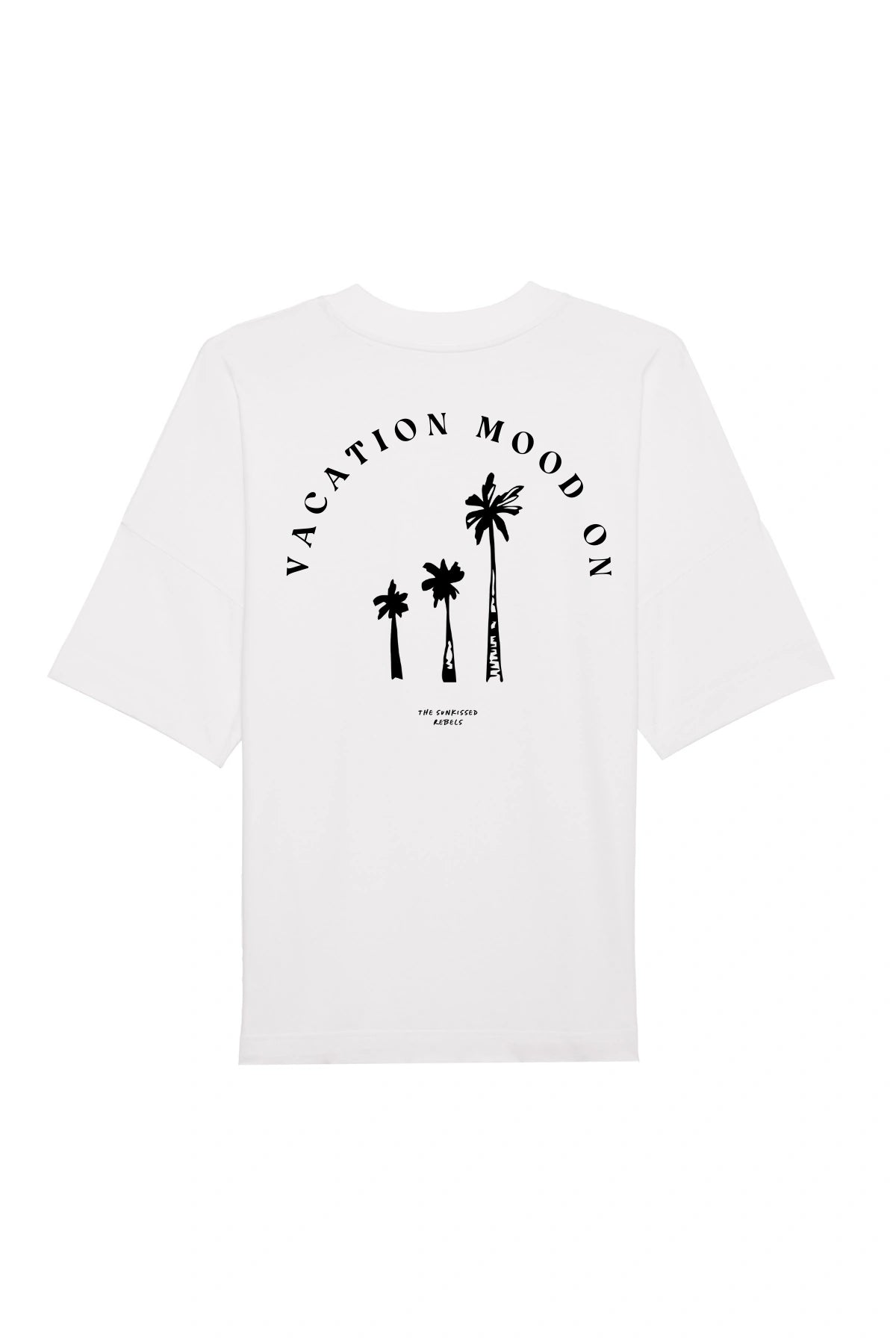 Rückansicht des weißen Oversized T-Shirts mit Palmenprint und Schriftzug 'Vacation Mood On'