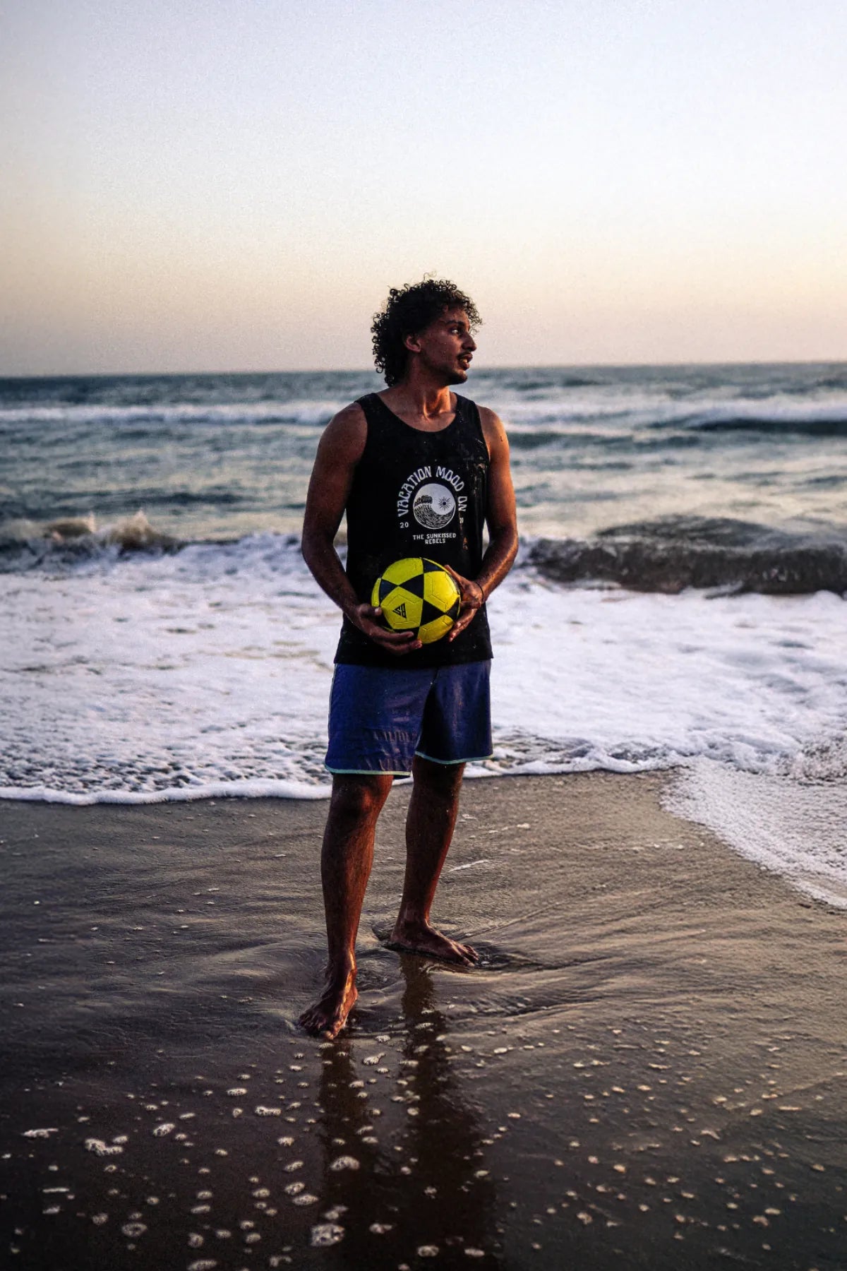 Blick über das Meer im Vacation Mood On Tanktop in Schwarz bei Sonnenuntergang


