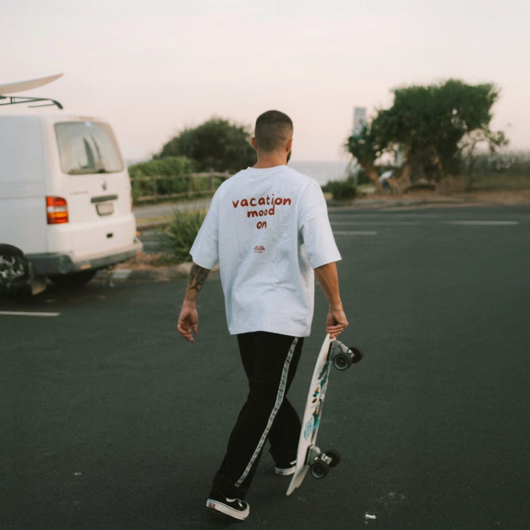 Mann trrägt Graues Oversized T-shirt Vacation Mood On