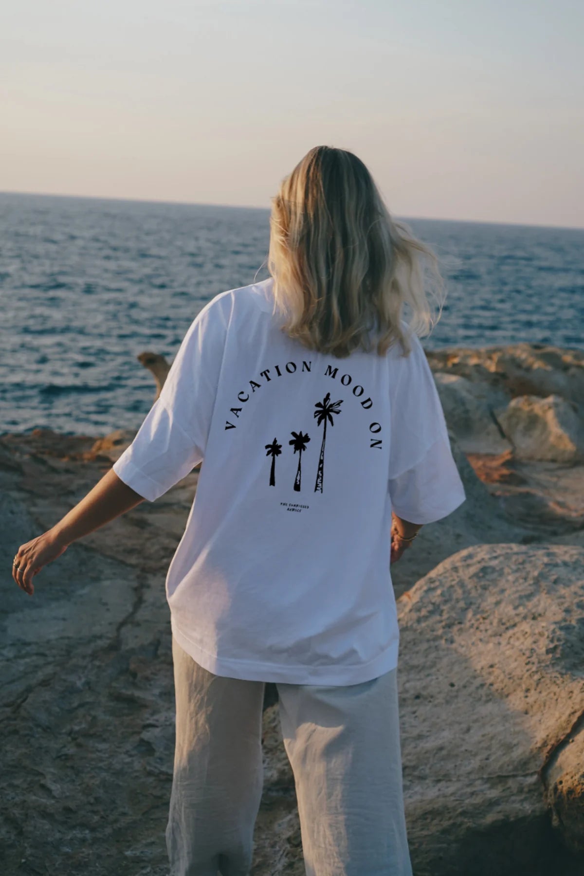 Rückenansicht vom weißen Oversized T-Shirt Vacation Mood On am Meer
